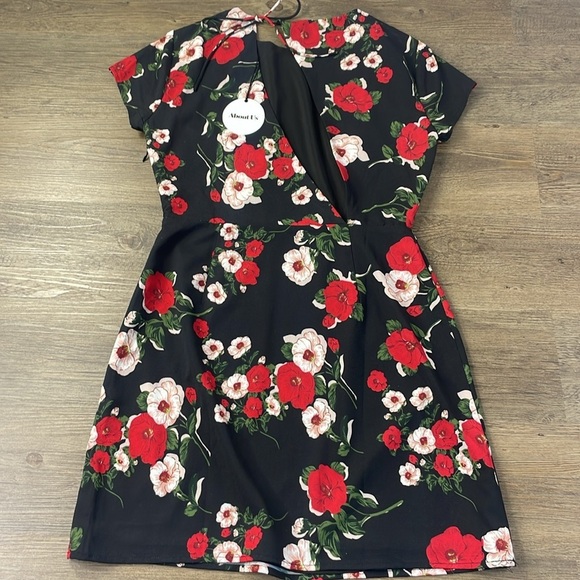 NWT About Us Women’s Addison Black are White Floral Dress, size Medium - Picture 11 of 13
